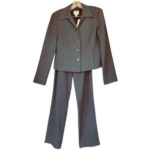 Vintage Renfrew SZ 4 New Old Stock Blazer and Pant set. Blazer lined. Retail 260